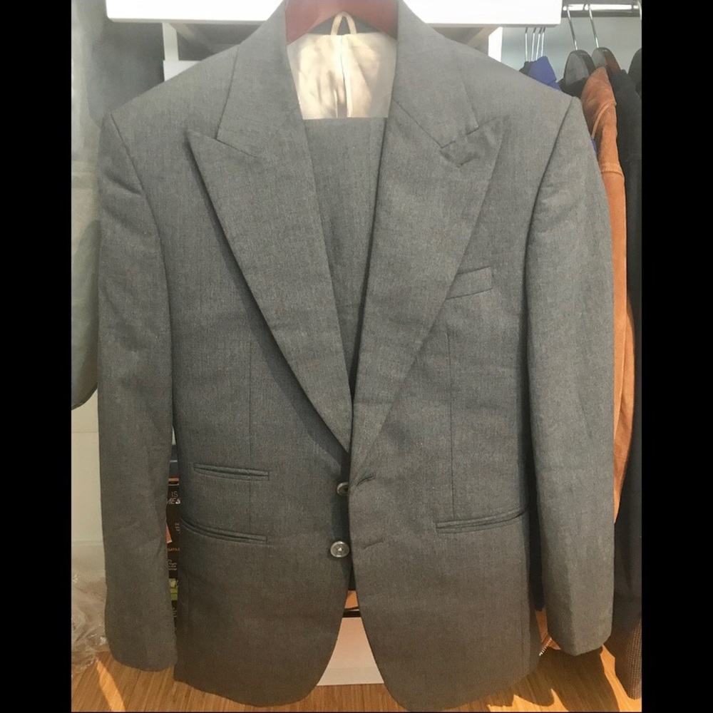 Designer PEAK LAPEL Ash Grey Suit (36S)